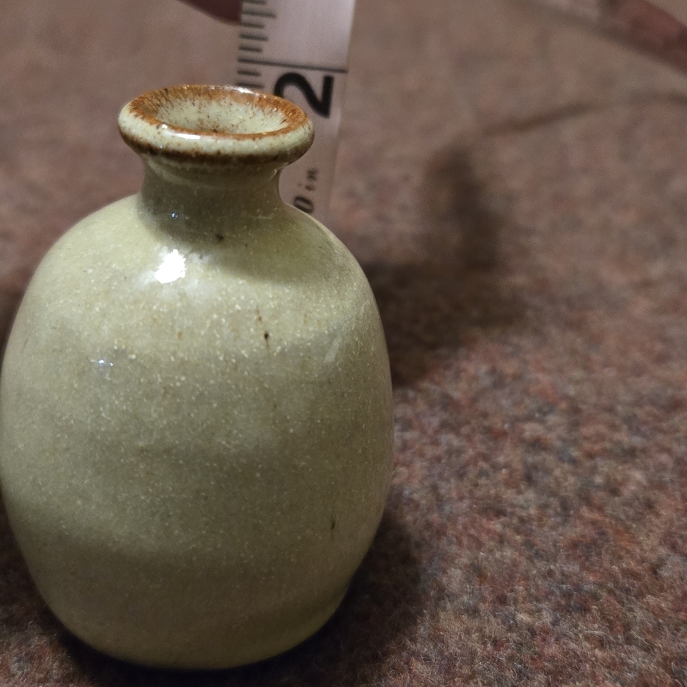 Glazed Pottery Bud Vase Unsigned Brand Unknown No Chips Or Cracks - Picture 2 of 4